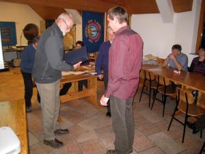 Jože Zaveršnik prejema visoko priznanje - zlati častni znak PZS